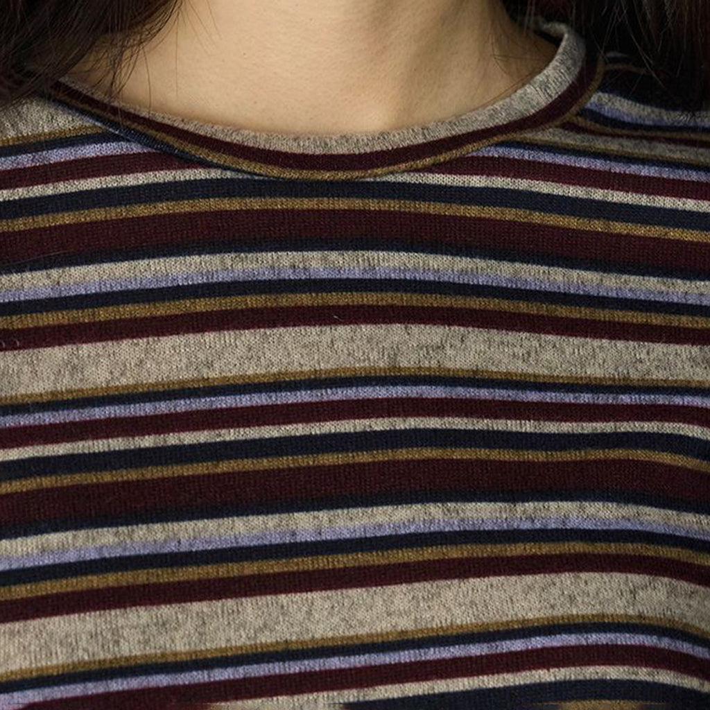 Minimally contrasting striped loose and slimming round neck T-shirt top