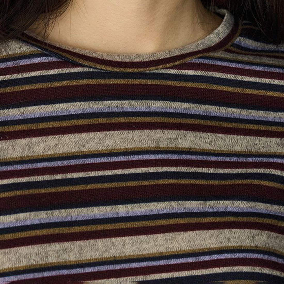 Minimally contrasting striped loose and slimming round neck T-shirt top