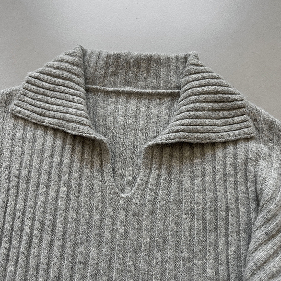 Flip collar knitted lazy V-neck sweater with belt