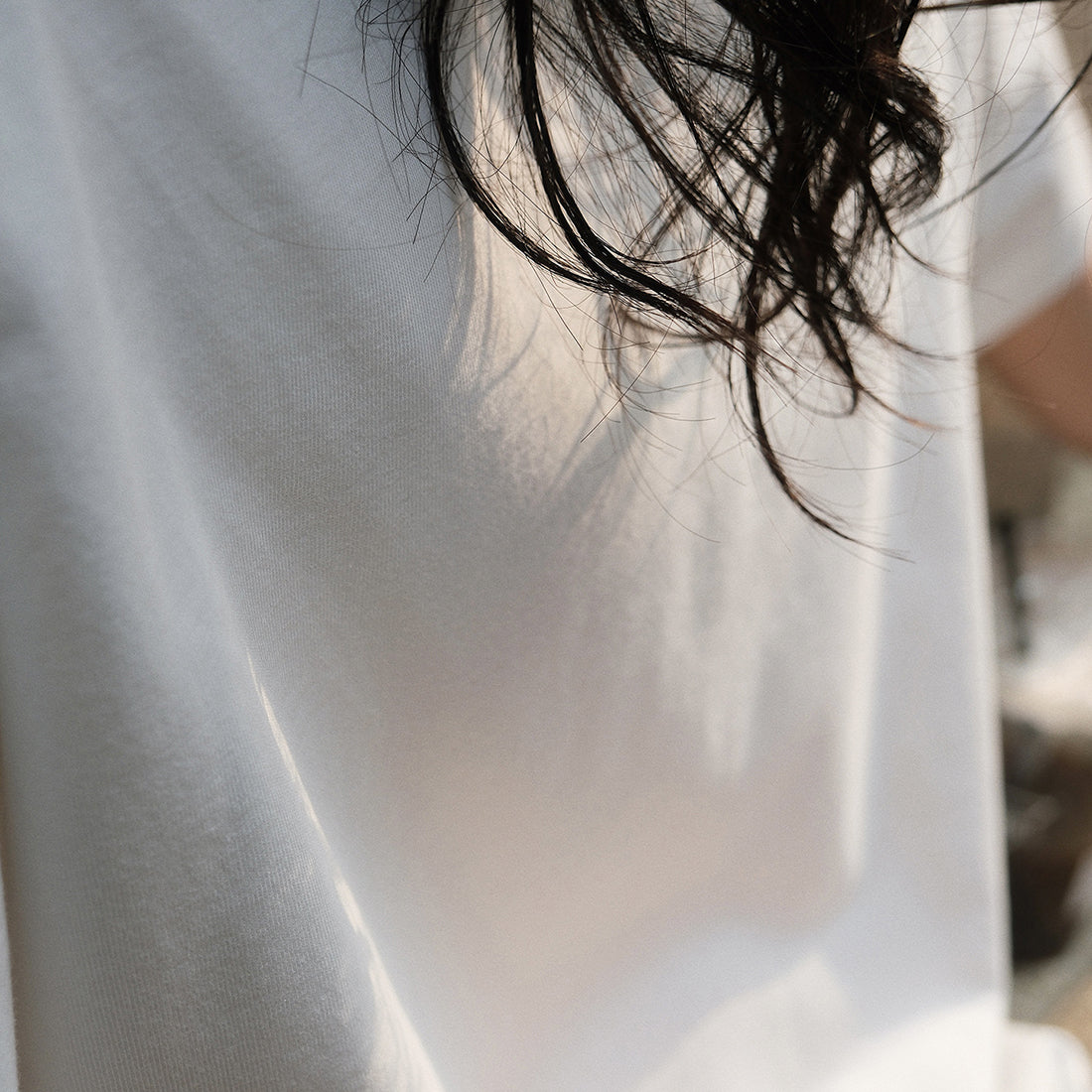 Simple round neck loose hem with micro slits on both sides T-shirt top