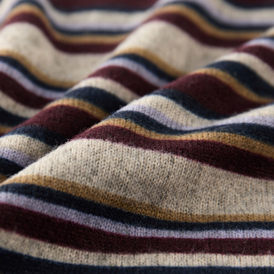 Minimally contrasting striped loose and slimming round neck T-shirt top