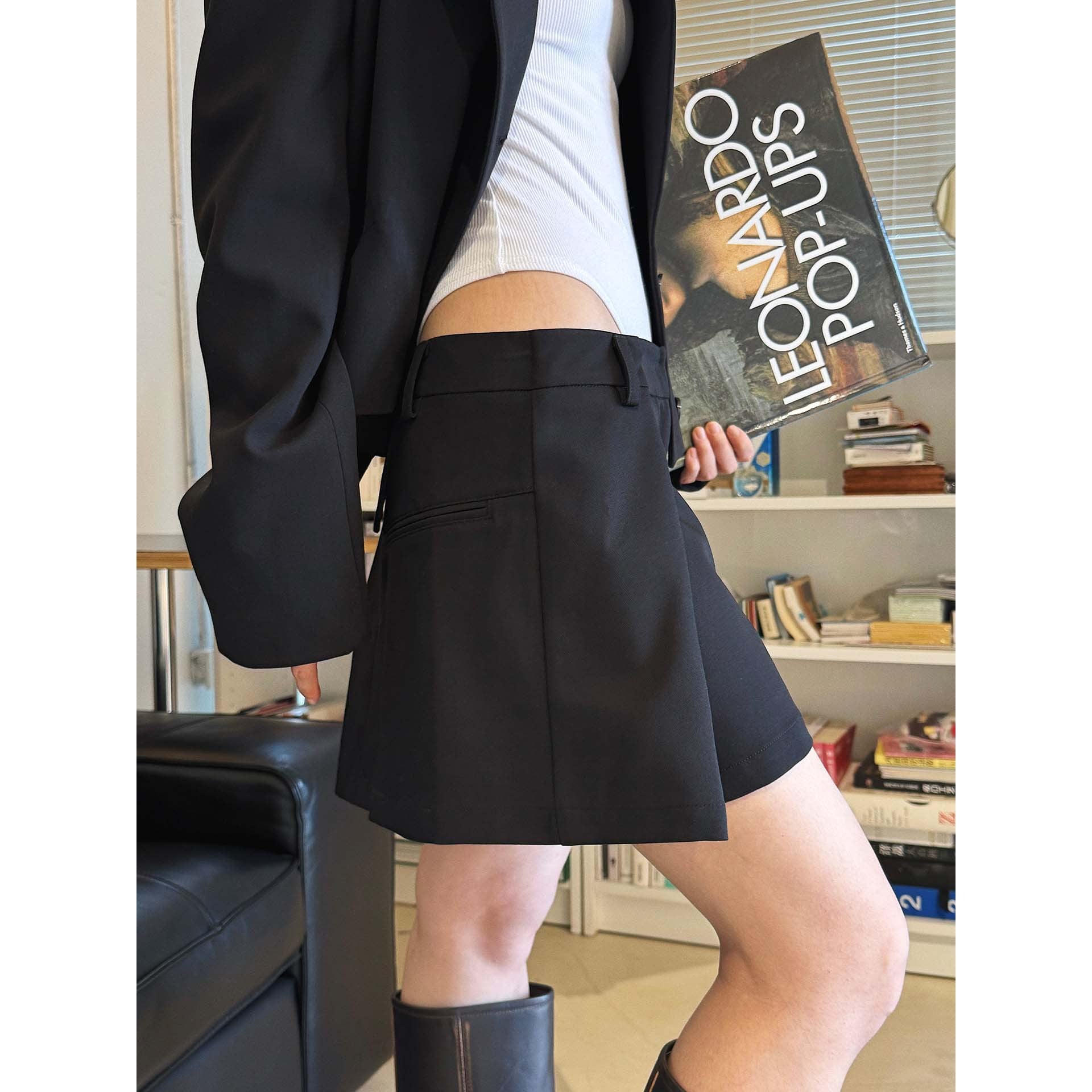 Structured high-waisted mini skirt with inner shorts lining