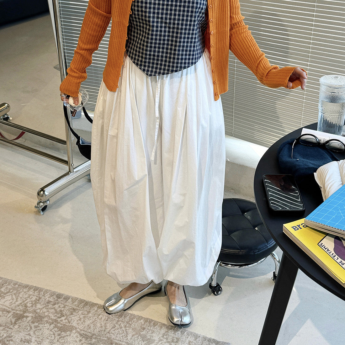Solid color button tied foot balloon pants