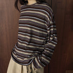 Minimally contrasting striped loose and slimming round neck T-shirt top