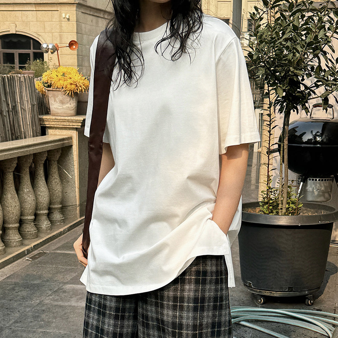 Simple round neck loose hem with micro slits on both sides T-shirt top