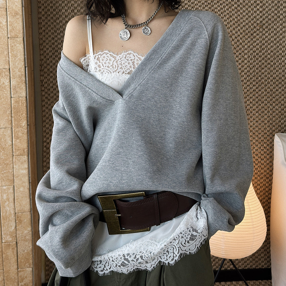 Deep V-neck raglan loose long sleeved sweatshirt