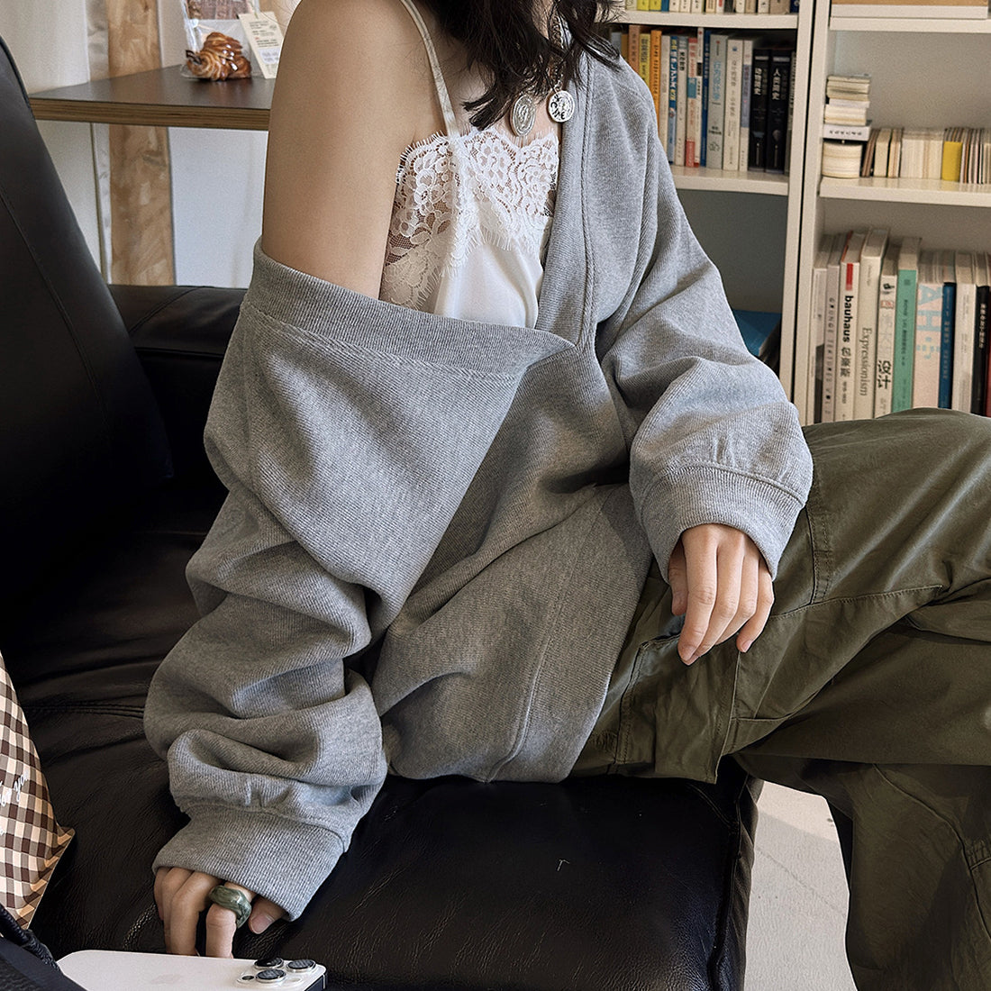 Deep V-neck raglan loose long sleeved sweatshirt