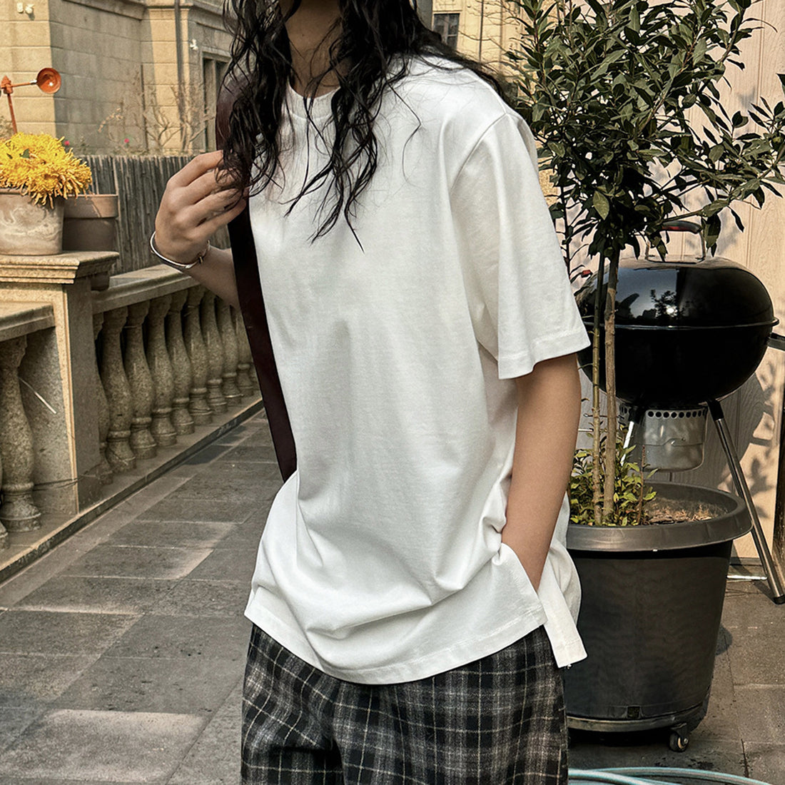 Simple round neck loose hem with micro slits on both sides T-shirt top