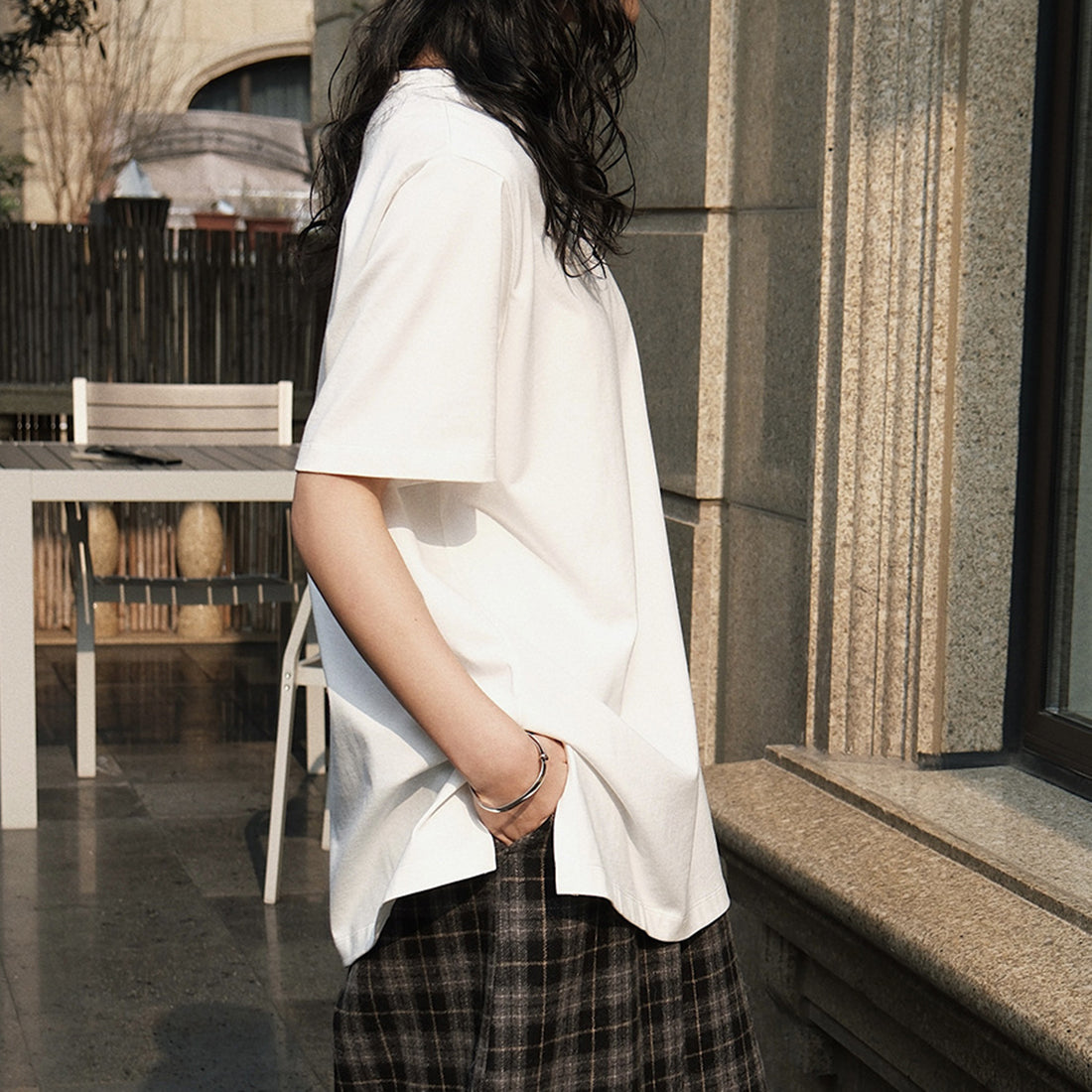 Simple round neck loose hem with micro slits on both sides T-shirt top