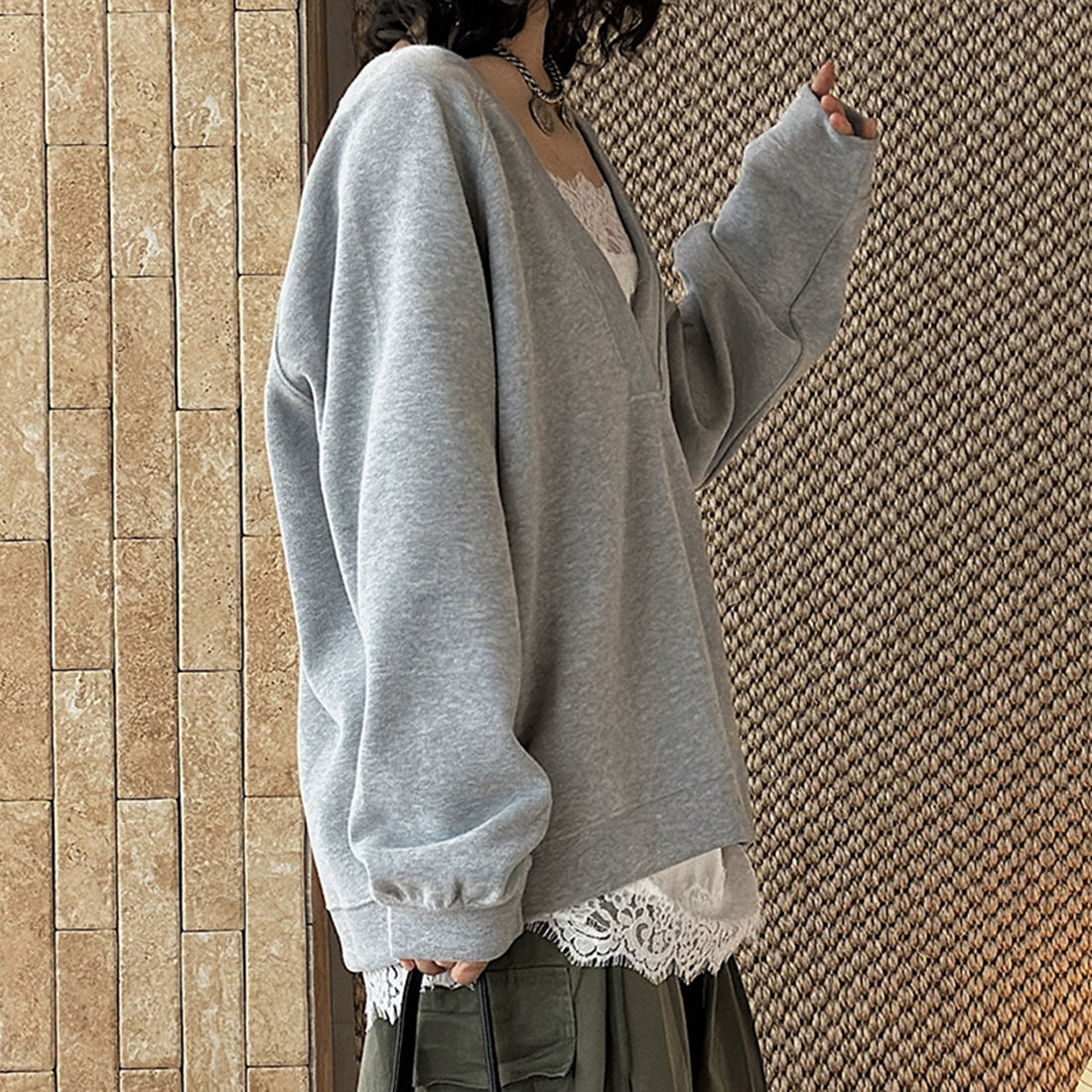 Deep V-neck raglan loose long sleeved sweatshirt