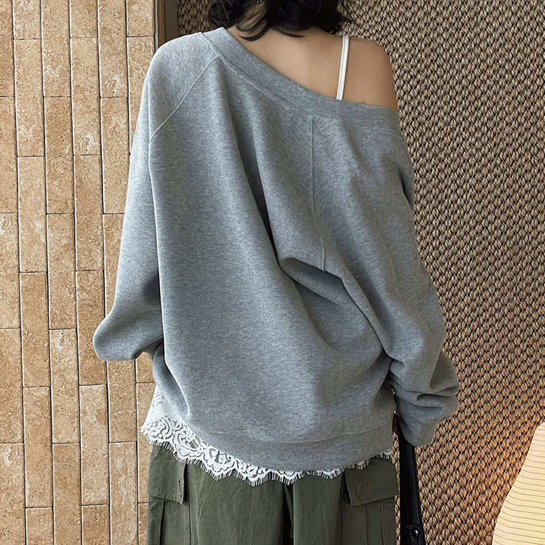 Deep V-neck raglan loose long sleeved sweatshirt