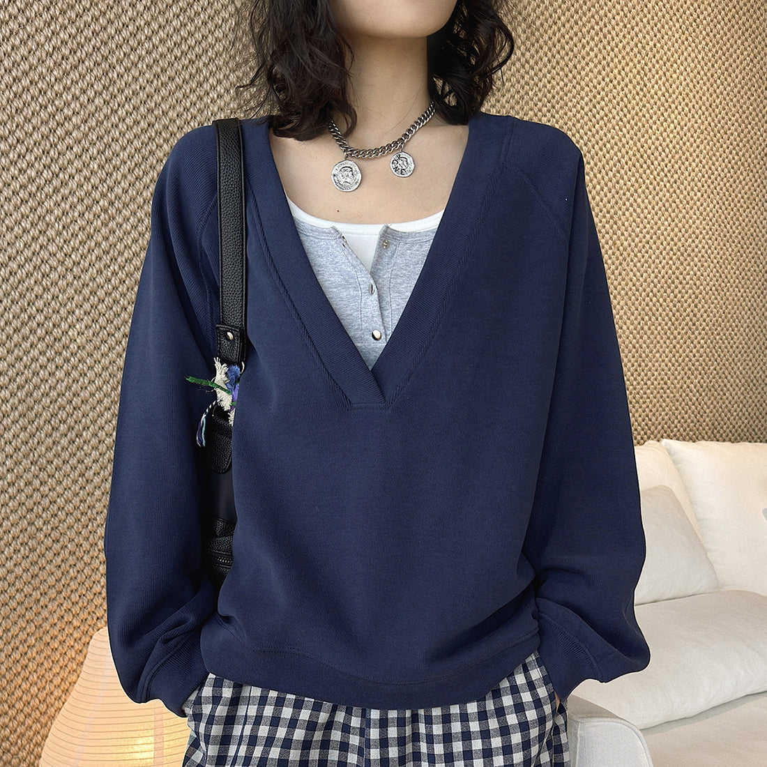 Deep V-neck raglan loose long sleeved sweatshirt