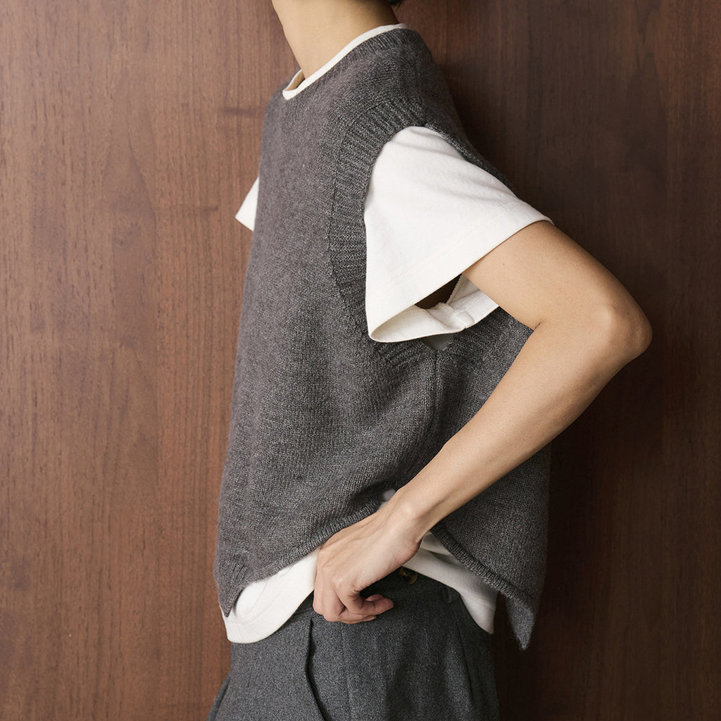 Asymmetric hem solid color round neck knitted vest top