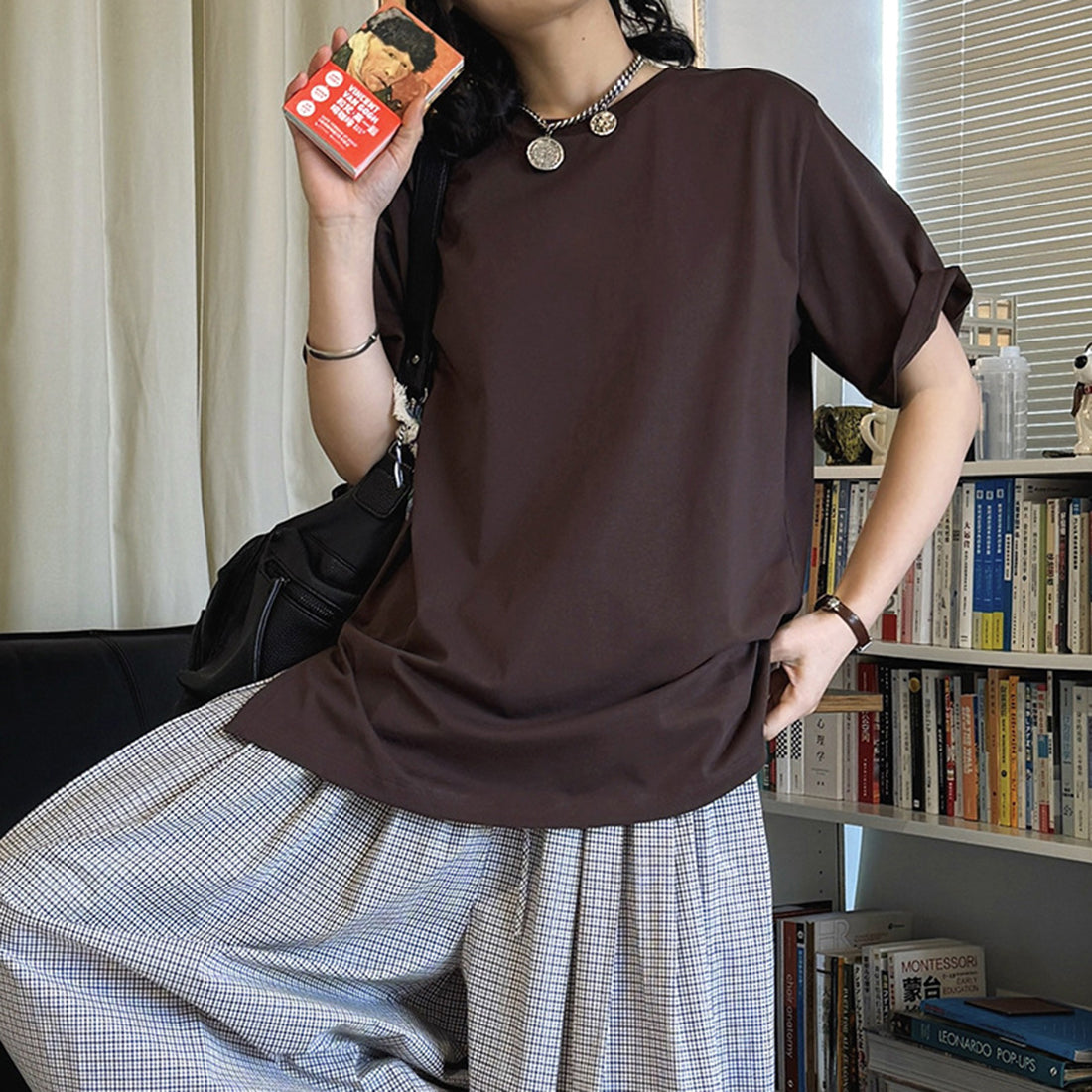 Simple round neck loose hem with micro slits on both sides T-shirt top