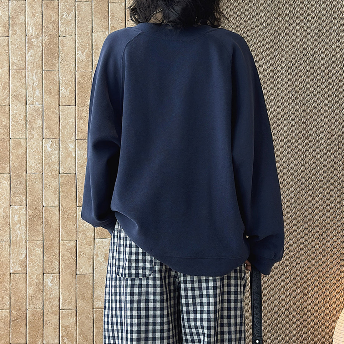 Deep V-neck raglan loose long sleeved sweatshirt