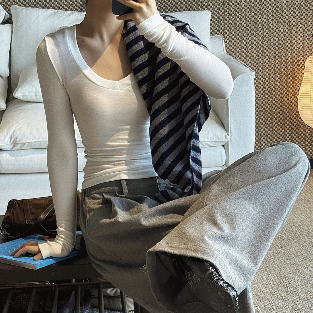 V-neck slim fit solid color long sleeved T-shirt top