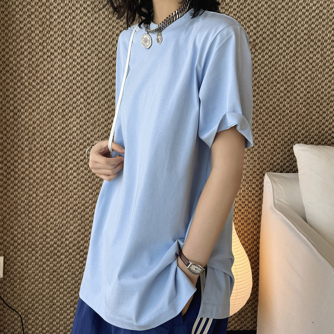 Simple round neck loose hem with micro slits on both sides T-shirt top