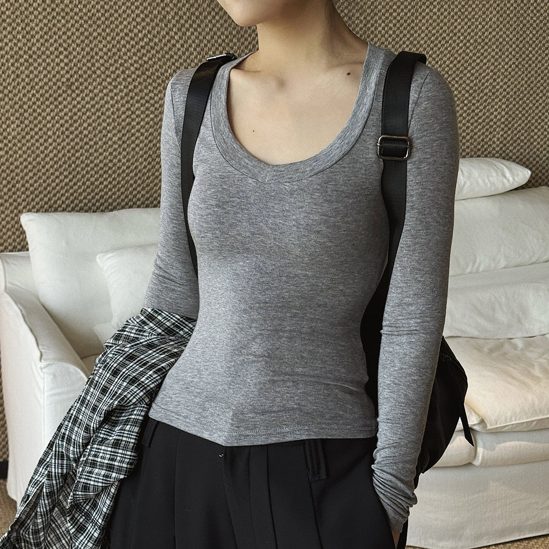 V-neck slim fit solid color long sleeved T-shirt top