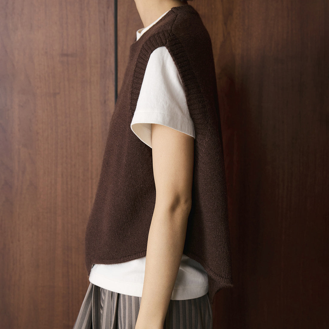 Asymmetric hem solid color round neck knitted vest top