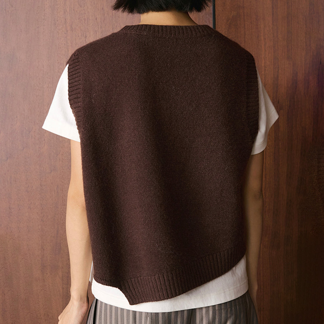 Asymmetric hem solid color round neck knitted vest top