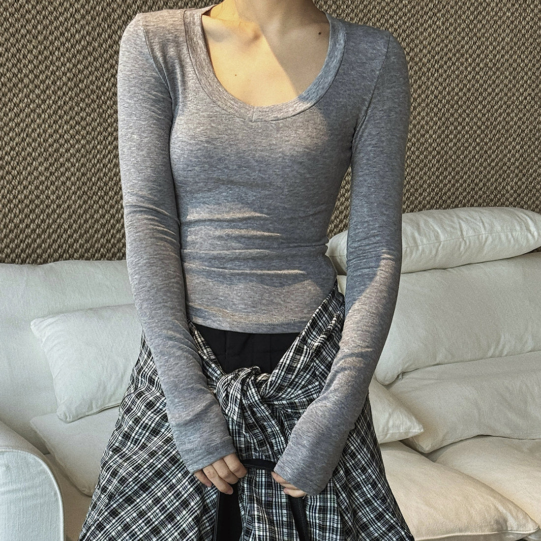 V-neck slim fit solid color long sleeved T-shirt top